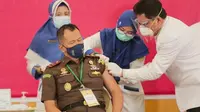 Wakil Kepala Kejati Riau ketika menerima suntikan vaksin Covid-19. (Liputan6.com/M Syukur)
