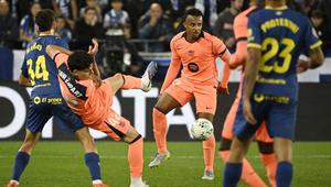 Bek Barcelona, Jules Kounde, mengontrol bola ketika rekan setimnya, Xavi Espart, dilanggar oleh penyerang Deportivo Alaves, Aitor Manas, dalam laga jornada 36 La Liga Spanyol 2025/2026 di Stadion Mendizorroza, Kamis (14/5/2026) dini hari WIB. (ANDER GILLENEA / AFP)