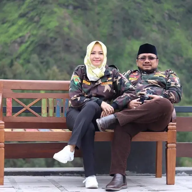 7 Potret Mesra Menteri Agama Gus Yaqut dan Istri, Romantis Banget