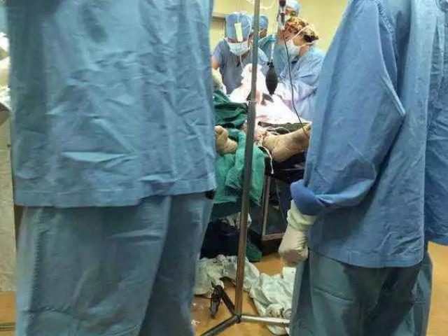 Perawatan terhadap dokter Chen sebelum ia meninggal dunia | Photo: Copyright shanghaiist.com