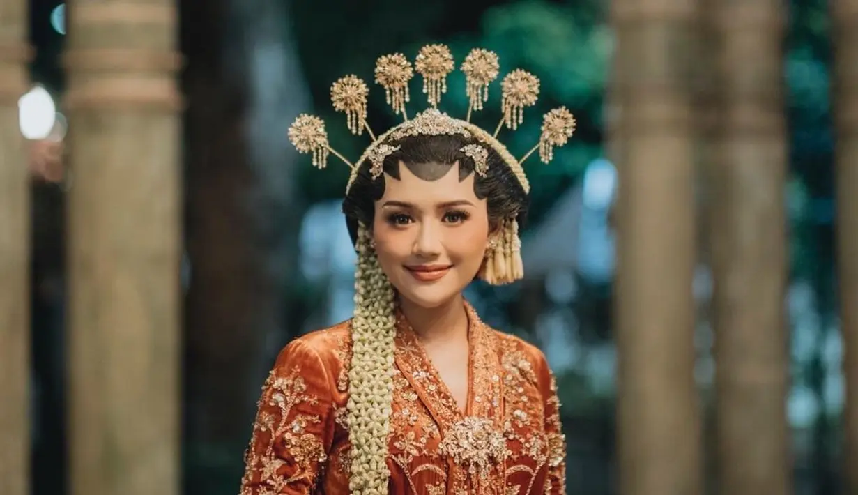 Melihat lagi megahnya kebaya-kebaya pernikahan Erina Gudono bersama Kaesang. Salah satunya adalah kebaya merah ini. Kebaya merah panjang dengan garis leher V memiliki motif brokat super cantik berpayet emas, gemerlap indah bersama dengan bros dan aksesori lain yang dikenakan bersamaan oleh Erina. Foto: Instagram.