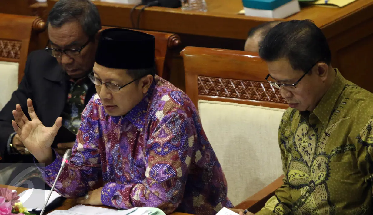 Menteri Agama, Lukman Hakim Syaifudin (tengah) saat menghadiri Rapat Kerja dengan Komisi VIII DPR di Kompleks Parlemen Senayan, Jakarta, Kamis (14/1). Rapat terkait evaluasi ibadah Haji Tahun 2015. (Liputan6.com/Johan Tallo)