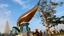Orang-orang berkumpul di corniche pinggir laut Doha pada hari kedua Idul Fitri, yang menandai akhir bulan puasa Ramadhan, pada 22 April 2023. (AFP/Karim Jaafar)