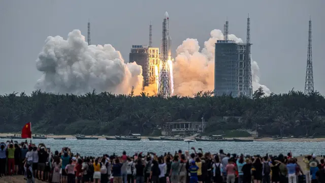 FOTO: China Luncurkan Modul Inti Stasiun Luar Angkasa Tianhe