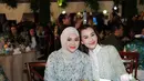 Biasa kenakan hijab segi empat dan pashmina dengan salah satu sisi disampirkan ke belakang, kali ini, ibu dua anak itu mengadopsi gaya hijab “meleyot” yang jadi tren anak muda masa kini di media sosial.  [@aurelie.hermansyah].