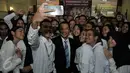 Menpora Imam Nahrawi berfoto selfie dengan peserta Diklat Pasibraka 2016 di Gedung PP-PON, Cibubur, Jakarta, Rabu (27/7). Menpora resmi buka Diklat Paskibraka 2016 untuk persiapan upacara 17 Agustus. (Liputan6.com/Yoppy Renato)