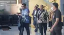 Kasus tersebut diperkirakan merugikan keuangan negara sekitar Rp222 miliar. Tampak dalam foto, mantan Gubernur Jawa Barat Ridwan Kamil (kiri) bersiap meninggalkan Gedung Merah Putih Komisi Pemberantasan Korupsi (KPK), Jakarta, Selasa (2/12/2025). (merdeka.com/Arie Basuki)