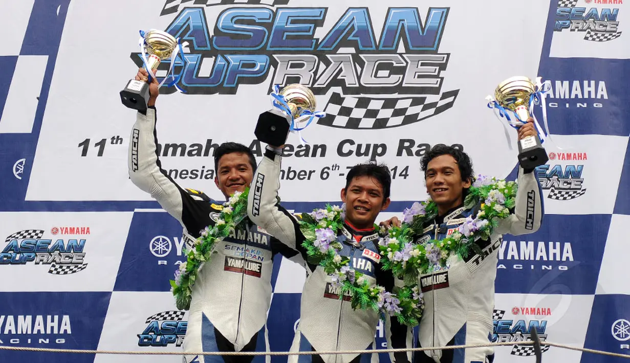 Tiga pembalap Indonesia, Rey Ratukore, Sudarmono dan Sigit Purnomo (dari kiri ke kanan) berpose di podium kemenangan kelas ST250 Yamaha ASEAN Cup Race (YACR) 2014 di Sirkuit Sentul, Bogor (7/12/2014). (Liputan6.com/Helmi Fithriansyah)