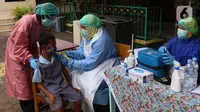 Siswa Sekolah Dasar (SD) mendapatkan suntikan imunisasi di SDN Tangerang 1, Kota Tangerang, Kamis (19/11/2020). Pemberian imunisasi tersebut untuk memberikan perlindungan kepada anak-anak usia SD serta meningkat daya tahan tubuh serta mencegah berbagai penyakit. (Liputan6.com/Angga Yuniar)