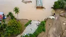 Sebagian badan jembatan ambruk dan terputus membuat arus lalu lintas lumpuh total. Tampak foto udara menunjukkan jembatan yang rusak akibat banjir bandang di jalan utama yang menghubungkan Aceh dan Sumatera Utara di Meureudu, Kabupaten Pidie Jaya, Provinsi Aceh, pada Jumat 28 November 2025. (CHAIDEER MAHYUDDIN/AFP)