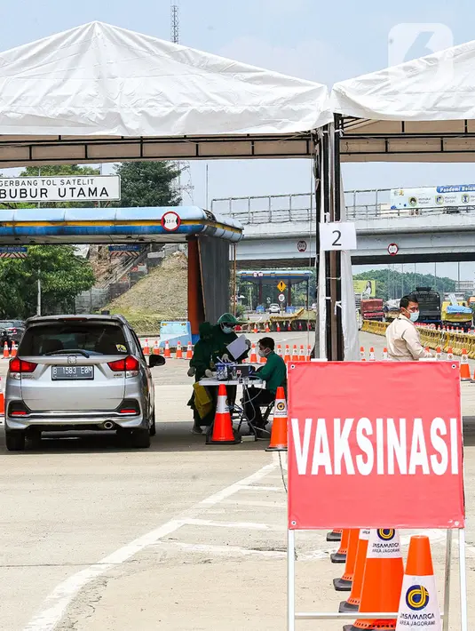 Pengendara melakukan vaksinasi COVID-19 di Gerbang Tol Cibubur Utama, Jakarta, Rabu (1/9/2021). Vaksinasi secara drive thru di ruas Tol Jagorawi menargetkan lima puluh ribu orang sebagai upaya percepatan vaksinasi COVID-19. (Liputan6.com/Angga Yuniar)