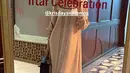 Inneke Koesherawati hadir mengenakan dress pastel bermotif pada bagian lengan, depan, dan kerah model tingginya. Dipadukan kerudung polos. [@inekekoes]