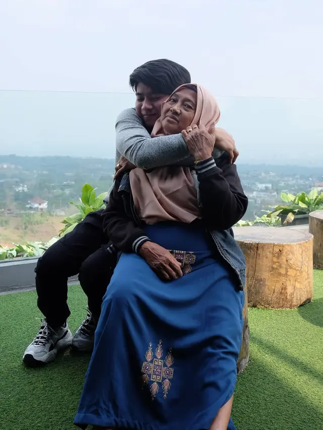6 Potret Kebersamaan Rizki D’Academy dan Ibundanya, Penuh Kehangatan