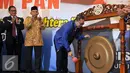 Ketua Umum PAN Zulkifli Hasan memukul gong saat membuka Kongres BM PAN didampingi Ketua Dewan Pertimbangan PAN, Amien Rais (kedua kiri) dan Ketua Umum Barisan Muda PAN Yandri Susanto di Jakarta, Sabtu, (20/8). (Liputan6.com/Johan Tallo)