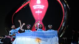 Empat pesepeda asal Argentina, Lucas Ledezma, Leandro Blanco Pighi, Silvio Gatti dan Sebastian Rodriguez telah mengakhiri tur perjalanannya dan tiba di jam hitung mundur Piala Dunia Qatar, di Doha pada Senin (7/11/2022) malam waktu setempat. (AFP/Kirill Kudryavtsev)