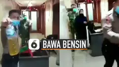 Seorang perempuan berpakaian warna hitam terlibat adu mulut dengan seorang petugas kepolisian dan aparat TNI karena tidak terima dilakukan pemeriksaan.