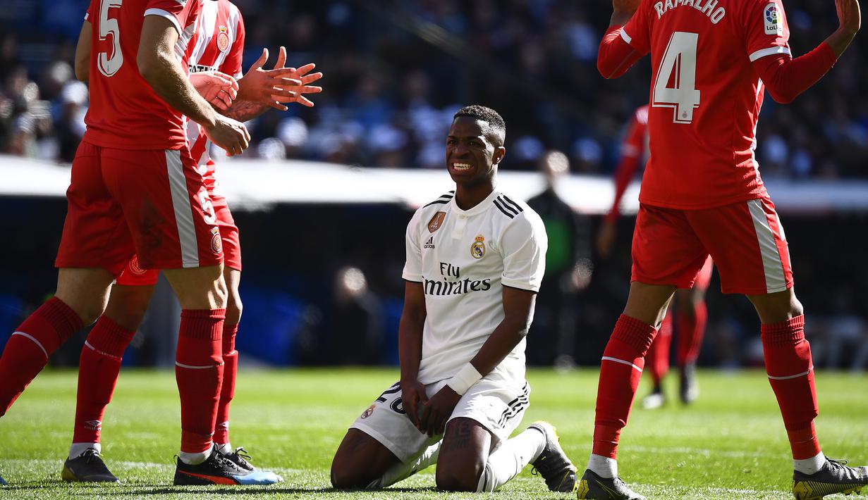 Striker Real Madrid, Vinicius Junior, tampak kecewa saat melawan Girona pada laga La Liga di Stadion Santiago Bernabeu, Madrid, Minggu (17/2). Madrid kalah 1-2 dari Girona. (AFP/Gabriel Bouys)