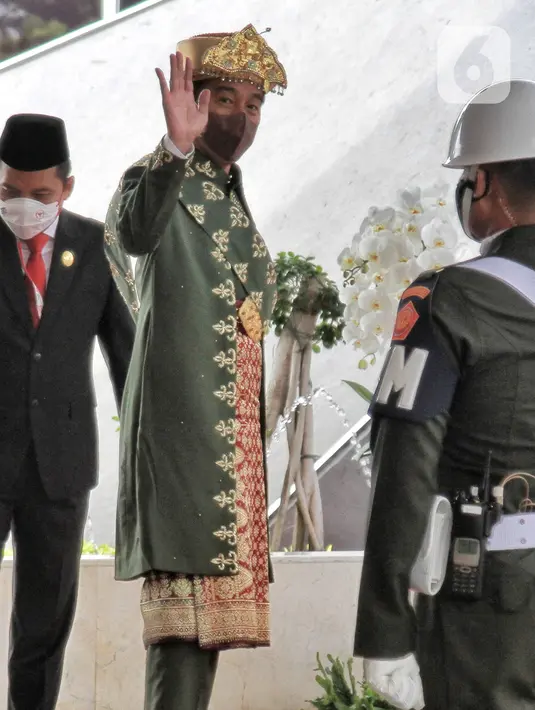 Presiden Joko Widodo atau Jokowi melambaikan tangan saat tiba di Gedung Nusantara MPR/DPR/DPD RI, Jakarta, Selasa (16/8/2022). Presiden Jokowi akan menyampaikan pidato kenegaraan di Gedung MPR/DPR/DPD RI. (Liputan6.com/Angga Yuniar)