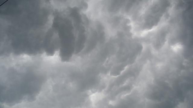 <span>Ilustrasi – Penampakan awan (diduga) Comulonimbus di Cingebul Kecamatan Lumbir, sebelum hujan lebat disertai angin kencang. (Foto: Liputan6.com/Muhamad Ridlo)</span>