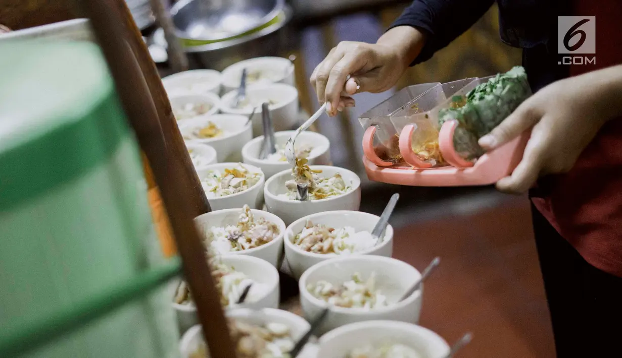 Pekerja menyediakan makanan di Kedai Soto Kauman Express Sawangan, Depok, Jawa Barat, Senin (13/5). Selama Ramadan, kedai soto ini menyediakan satu paket menu buka puasa terdiri dari soto, siomay, kurma, dan minuman yang cukup dibayar dengan doa pada secarik kertas. (Liputan6.com/Immanuel Antonius)