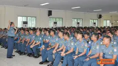 Citizen6, Jakarta: Dansatlinlamil Jakarta, Kolonel Laut (P) Tri Satriya Wijaya berikan ceramah Binpers mengenai Human Resource Development kepada Anggota Kolinlamil di Gedung Laut Natuna,Tanjung Priok, Jakarta, Senin (19/11). (Pengirim: Dispenkolinlamil).