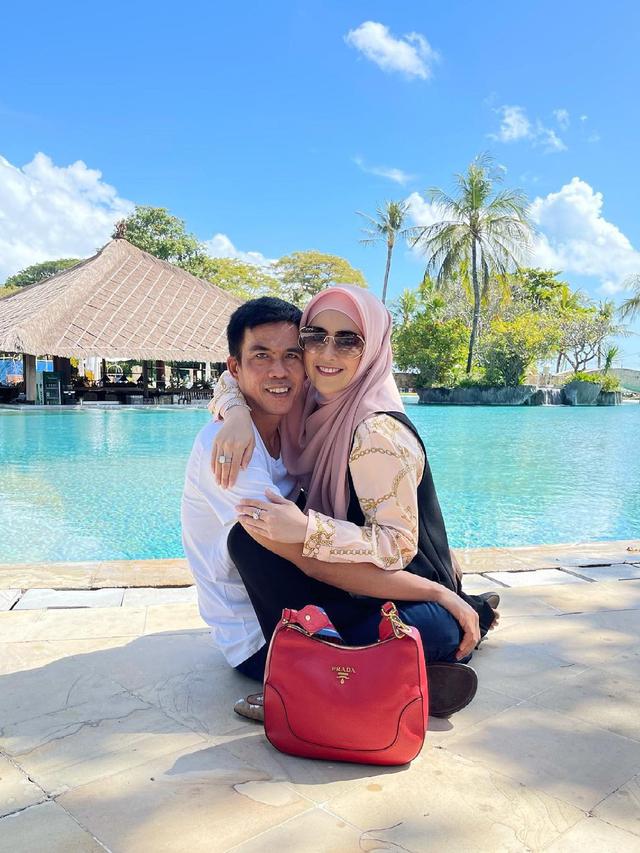 7 Potret Liburan Meggy Wulandari dari Suami di Bali, Tampil Mesra