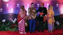 Presiden Bangladesh Mohammed Shahabuddin (kedua kiri) dan Ibu Negara Rebeka Sultana (kiri) disambut oleh Presiden Indonesia Joko Widodo atau Jokowi (kedua kanan) dan Ibu Negara Iriana Widodo pada gala dinner KTT ke-43 ASEAN di Jakarta, Indonesia, Rabu (6/9/2023). (Mast IRHAM/POOL/AFP)