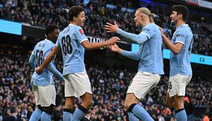 Para pemain Man City merayakan gol yang dicetak Max Alleyne ke gawang Exeter City pada lanjutan Piala FA, Sabtu malam WIB (10/1/2026). (Oli SCARFF / AFP)