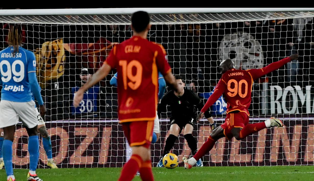 Striker AS Roma, Romelu Lukaku (kanan) melepaskan tendangan yang menghasilkan gol kedua timnya ke gawang Napoli pada laga pekan ke-17 Liga Italia 2023/2024 di Olympic Stadium, Roma, Minggu (24/12/2023) dini hari WIB. (AFP/Tiziana Fabi)