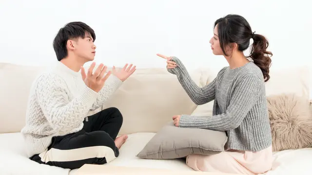 perempuan dan pasangan 6 juni bertengkar