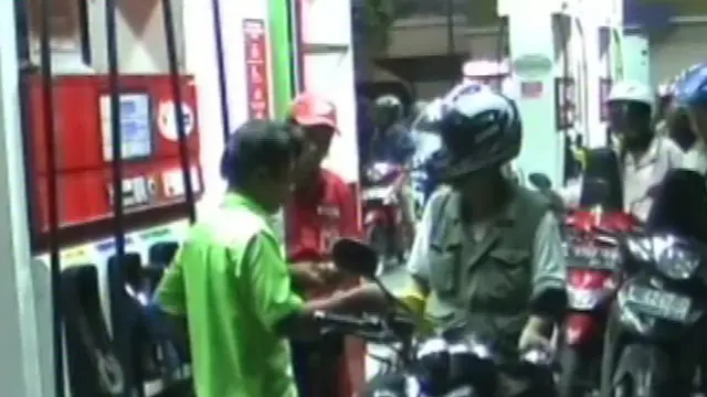 Antrean Membludak, SPBU Dijaga Polisi