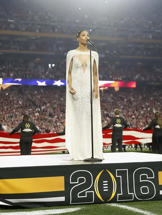 Beberapa orang berpikir gaun Ciara terlalu terbuka dan mengeskpose asetnya, terlebih untuk acara seperti ini di mana anak-anak juga menontonnya. Namun tetap saja ada yang berkomentar negatif dan juga positif. (AFP/Bintang.com)