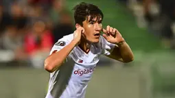 Striker Uzbekistan, Eldor Shomurodov hingga kini tercatat telah membela 4 klub Serie A Liga Italia sejak awal musim 2020/2021. Genoa menjadi klub pertamanya d Serie A usai didatangkan dari klub Rusia, Rostov pada awal musim 2020/2021. Hanya bertahan semusim, ia lantas menerima pinangan AS Roma pada awal musim 2021/2022 hingga akhirnya ia dipinjamkan ke Spezia selama setengah musim pada 2022/2023 dan kembali dipinjamkan selama semusim ke Cagliari pada 2023/2024. (AFP/Nikolay Doychinov)