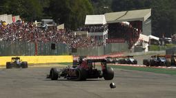 Mobil pebalap Toro Rosso, Carlos Sainz Jr, mengalami kerusakan setelag start F1 GP Belgia di di Sirkuit Spa-Francorchamps, Minggu (28/8/2016). (AFP/John Thys)
