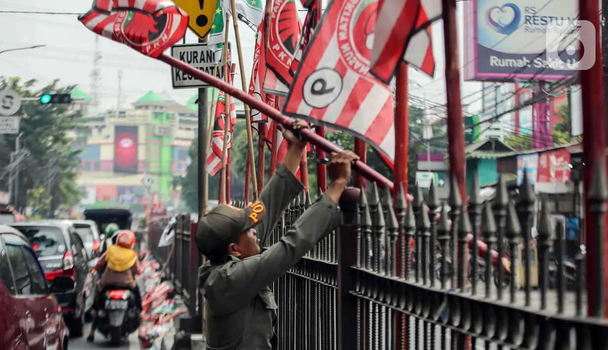 Selanjutnya, alat peraga tersebut akan dibawa ke kantor Satpol PP. (Liputan6.com/Faizal Fanani)