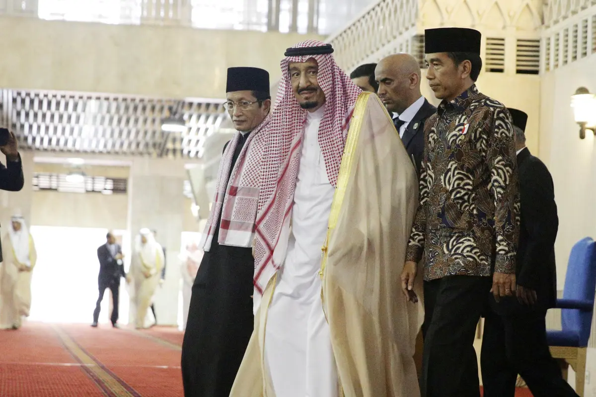Raja-Salman-dan-Jokowi-Salat-Tahyatul-di-Masjid-Istiqlal