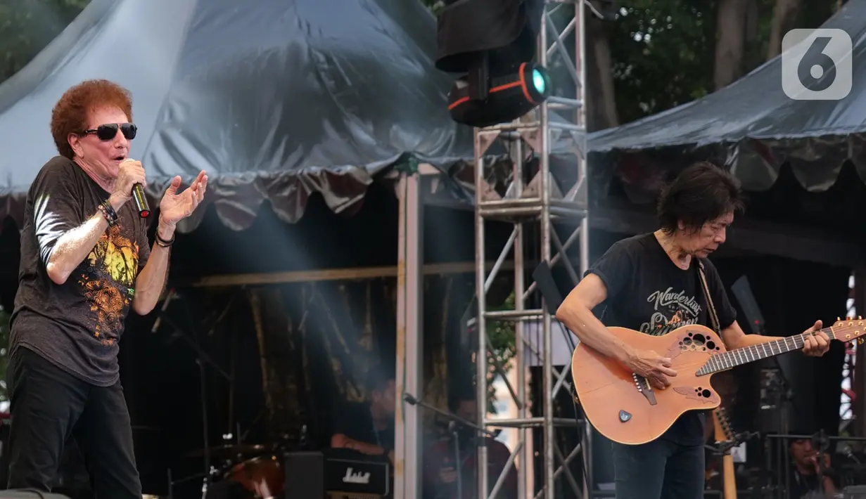 Kelompok musik legendaris God Bless Ahmad Albar dan Ian Antono beraksi pada The 90's Festival di Jakarta, Sabtu (23/11/2019). Dalam penampilannya, God Bless membawakan sejumlah lagu hits seperti Semut Hitam, Panggung Sandiwara, dan Rumah Kita. (Liputan6.com/Herman Zakharia)