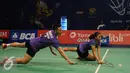 Ganda campuran Indonesia, Riky Widianto dan Richi Puspita Dili berusaha mengembalikan bola ke arah Lee Chun Hei/Chau Hoi Wah (Hongkong) di BCA Indonesia Open, Jakarta, (31/5). Riky/Richi unggul 21-13, 14-21, 21-18. (Liputan6.com/Helmi Fithriansyah)