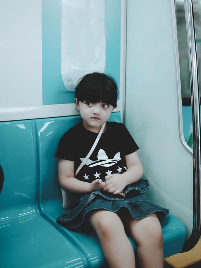 Potret Arsy Hermansyah Belajar Naik MRT (sumber: instagram/@queenarsy)