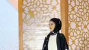 <p>Busana dengan model layering seperti gamis polos yang dipadukan dengan long outer warna hitam bisa memberikan kesan elegan pada tampilan. (Instagram/mandjha.ivangunawan).</p>