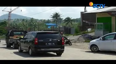 Ruas Jalan Lingkar Selatan Kota Cilegon menuju kawasan wisata Anyer yang ambrol akibat tergerus banjir hingga kini masih ditutup.