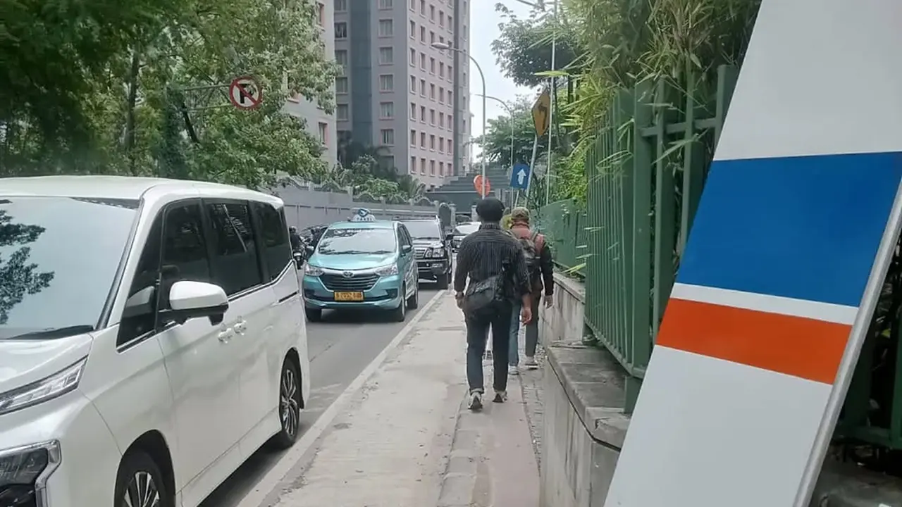 Viral Trotoar di Belakang Grand Indonesia Dipersempit