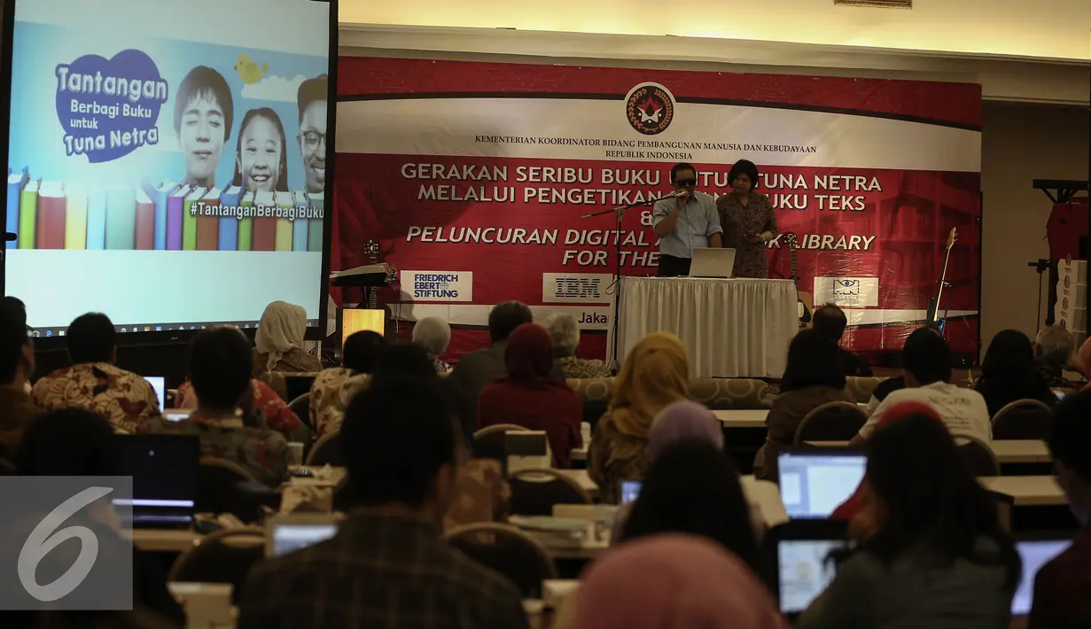 Suasana peluncuruan Audiobook Library for the Blind di Kemenko PMK, Jakarta, Selasa (17/5). Aplikasi tersebut membantu para penyandang tunanetra untuk membaca melalui media aplikasi. (Liputan6.com/Faizal Fanani)  