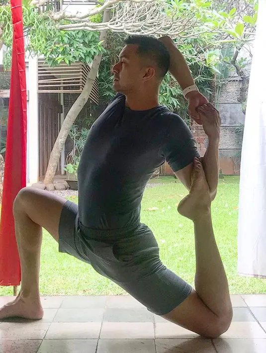 Anjasmara mengaku jika manfaat yang ia dapatkan dari rajin yoga adalah badan menjadi sehat, jiwa lebih tenang, lebih sabar dan lebih bahagia. Maka dari itu ia kerap mengkampanyekan untuk yoga.(Liputan6.com/IG/@anjasmara)