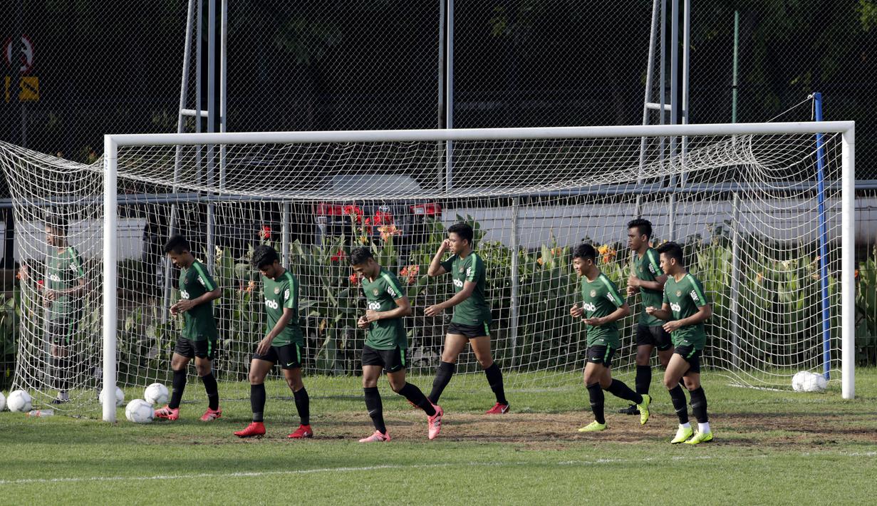 Pemain Timnas Indonesia U-22 saat latihan di Lapangan ABC, Senayan, Jakarta, Jumat (11/1). Latihan sekaligus seleksi pemain ini untuk persiapan turnamen Piala AFF U-22. (Bola.com/M Iqbal Ichsan)