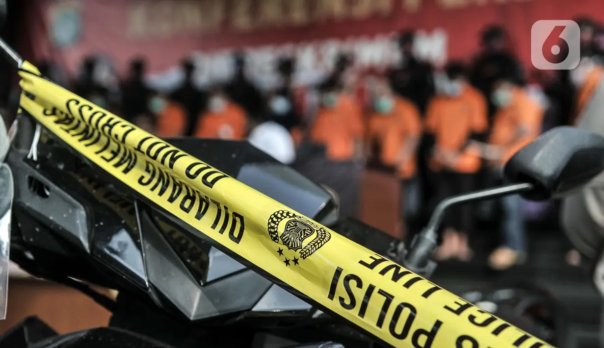 Barang bukti kasus pembunuhan pengusaha pelayaran Sugianto (51) dihadirkan dalam konferensi pers di Mapolda Metro Jaya, Jakarta, Senin (24/8/2020). Polisi menyita barang bukti senjata api, senjata tajam, uang tunai, tiga unit mobil, dan satu unit sepeda motor. (merdeka.com/Iqbal S. Nugroho)