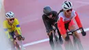 Sementara, untuk medali emas diraih Zubir Nur Aisyah Mohamad (Malaysia) dan Valencia Tan (Singapura) yang membawa pulang medali perak. Tampak dalam foto, pembalap sepeda Indonesia, Ayustina Delia Priatna (kanan) saat berlomba pada lomba nomor trek scratch putri di Hua Mark Velodrome, Bang Kapi, Bangkok, Thailand, Kamis (18/12/2025). (Bola.com/Bagaskara Lazuardi)