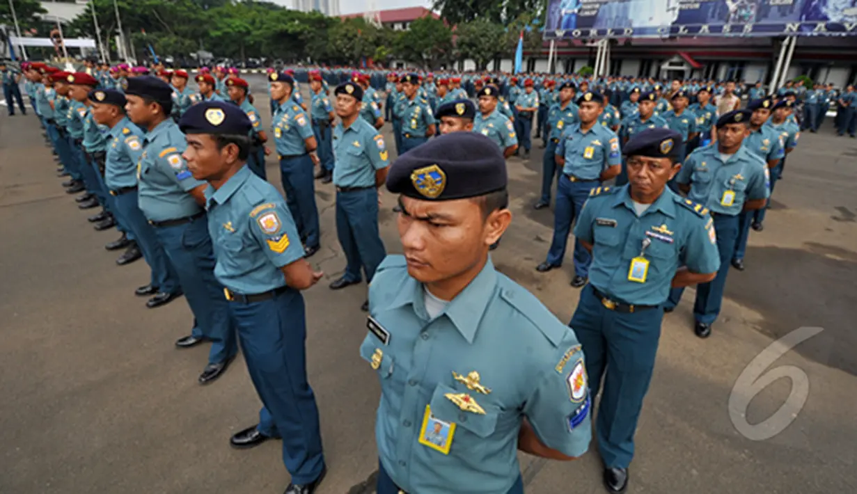 Personil TNI AL mengikuti upacara penyematan tanda jasa di Markas Komando Armada Barat TNI AL, Jakarta, Selasa (24/2/2015). Penghargaan diberikan kepada mereka yang berjasa dalam misi pencarian korban pesawat Air Asia QZ 8501. (Liputan6.com/Faizal Fanani)
