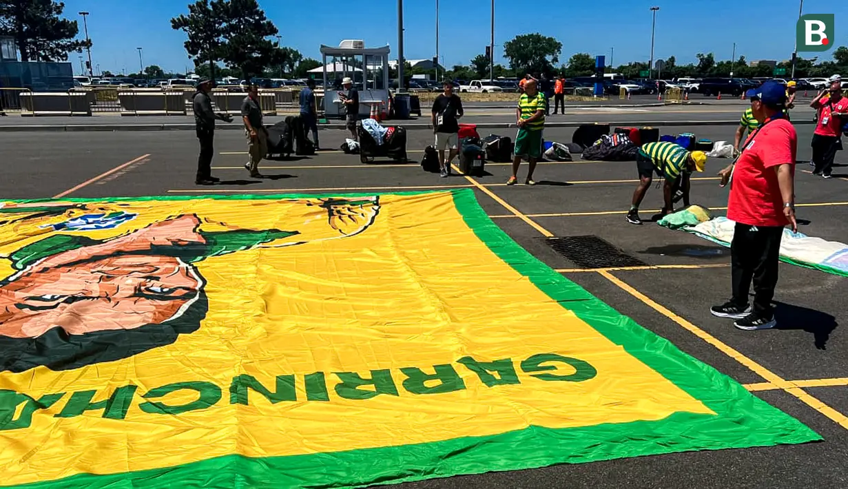 Tempat tersebut sontak mencolok perhatian karena para suporter mengenakan atribut kuning-hijau, khas Negeri Samba tersebut. (Bola.com/Hery Kurniawan)