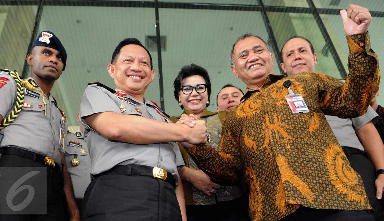 Kapolri  Jenderal (Pol) Tito Karnavian berjabat tangan dengan Ketua KPK Agus Rahardjo usai melakukan pertemuan di Gedung  KPK, (19/8). Dalam kunjungannya Tito  bertemu dan berbicara dengan pimpinan dan penyidik KPK. (Liputan6.com/Helmi Afandi)